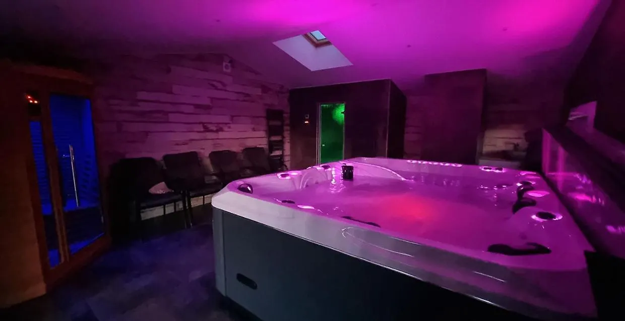 Gites De La Croisee Des Chemins - Piscine Chauffee - Spa, Hammam Et Sauna Izeaux 0*,